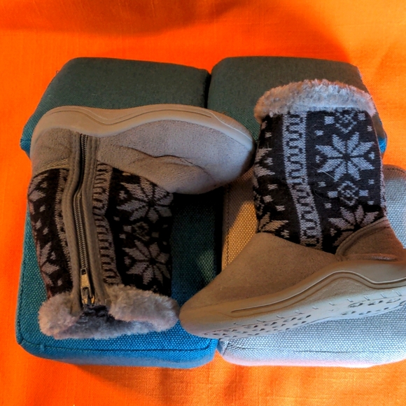 #2  😍 5 For $25 😍  Black & Gray Nordic Print Boots   🥾 - Picture 7 of 7